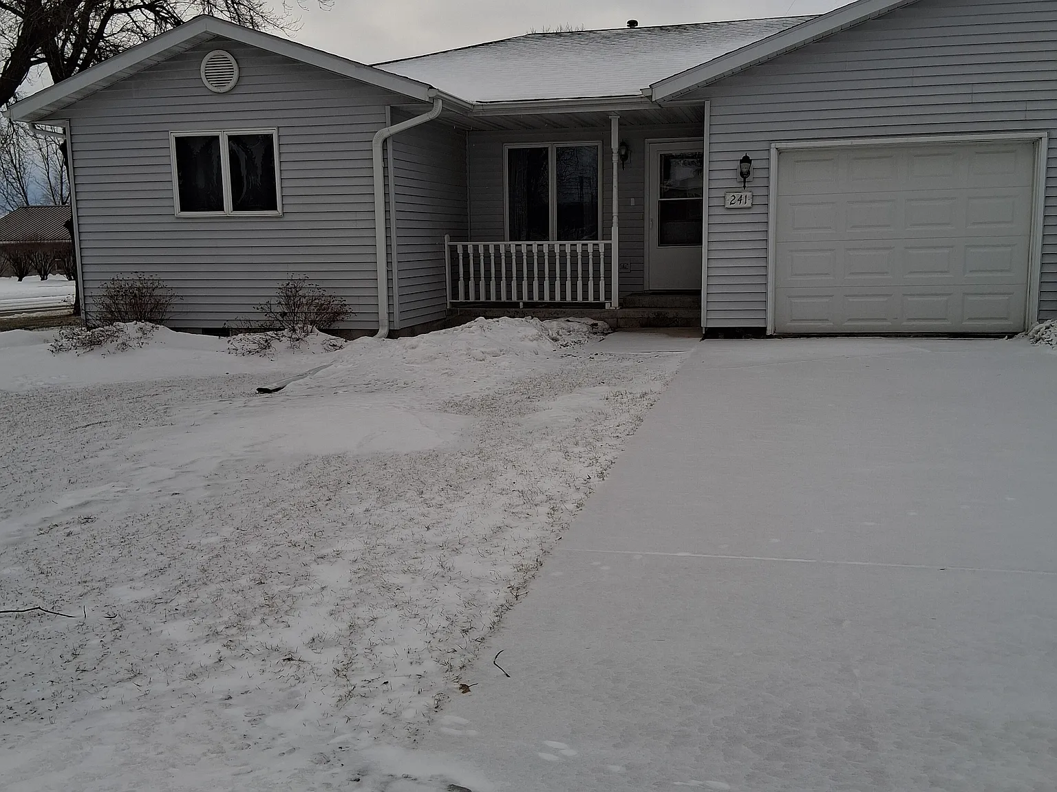 3 bed, $1,200 — Photo 1