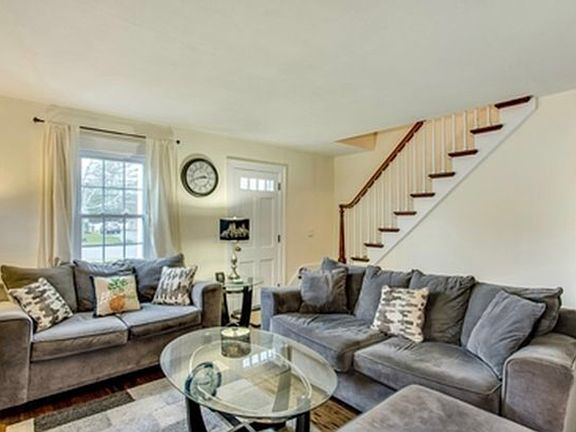 5th image of 33 Gravel Hill Rd