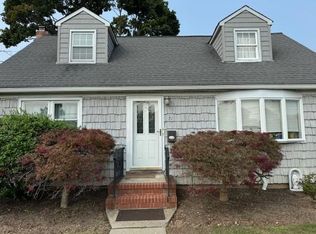 71 S Crescent Dr FLOOR 2, Farmingdale, NY 11735