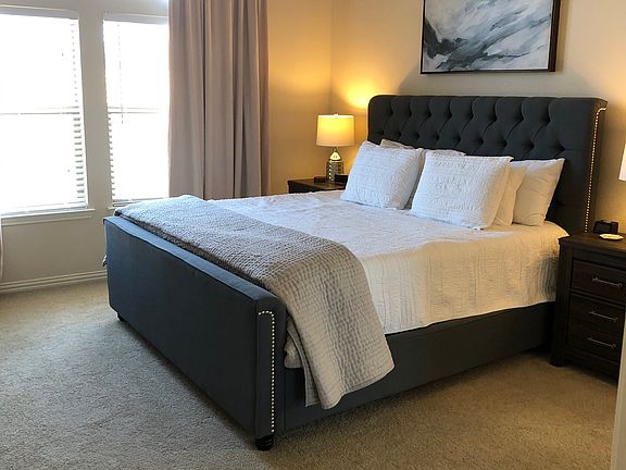 Master (king bed pictured) 