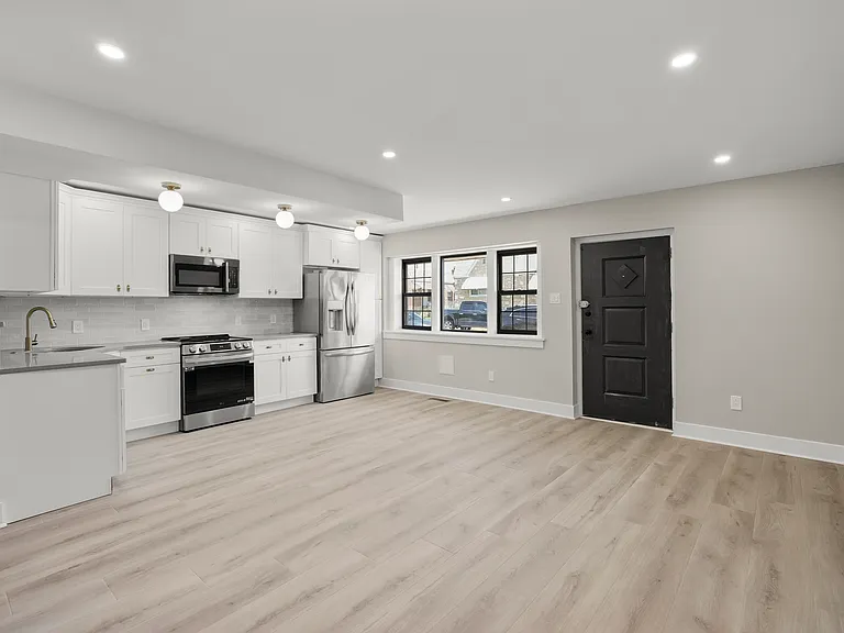 1630 Benson St #1 — Photo 2