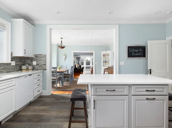 127 W Main Rd, Middletown, RI 02842