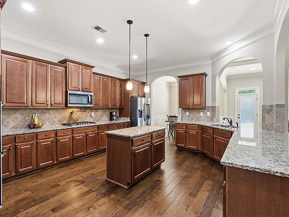 4th image of 425 Castleford Pl