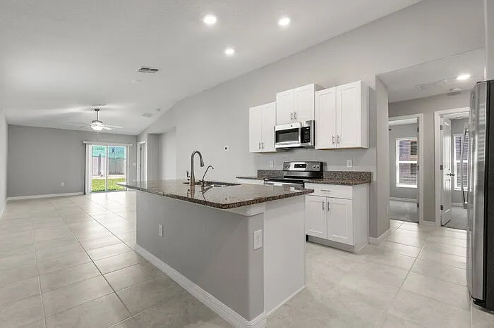 3 bed, 2.0 bath, 1267 sqft, $2,075 — Photo 4