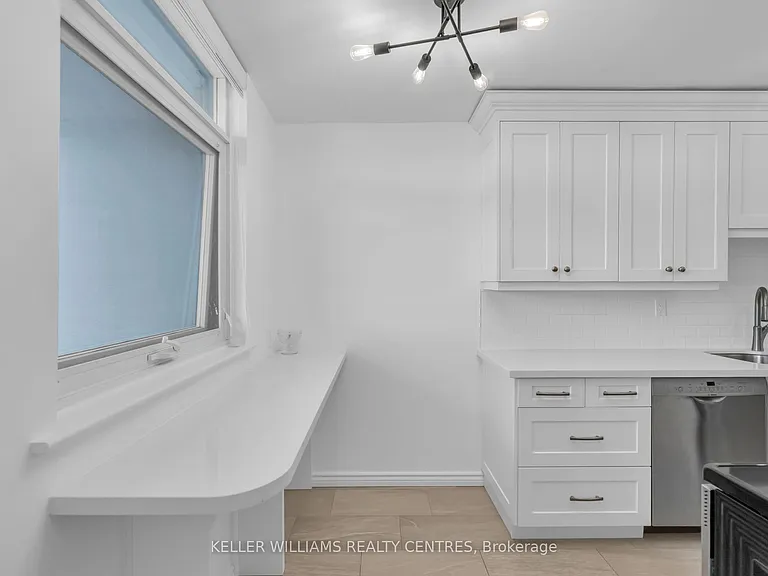 7811 Yonge St #407 — Photo 2