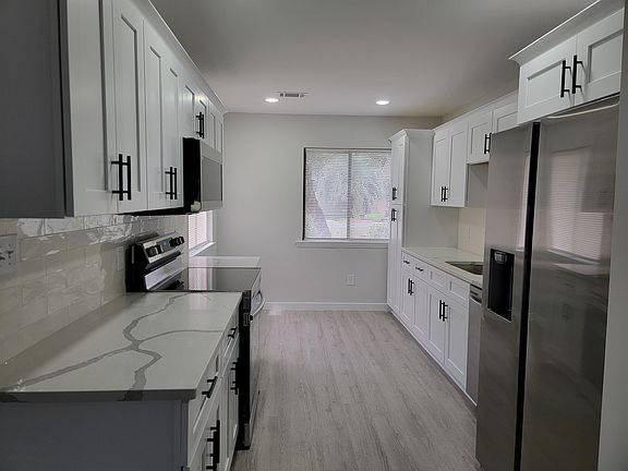 5th image of 110 Berry Tree Ln.