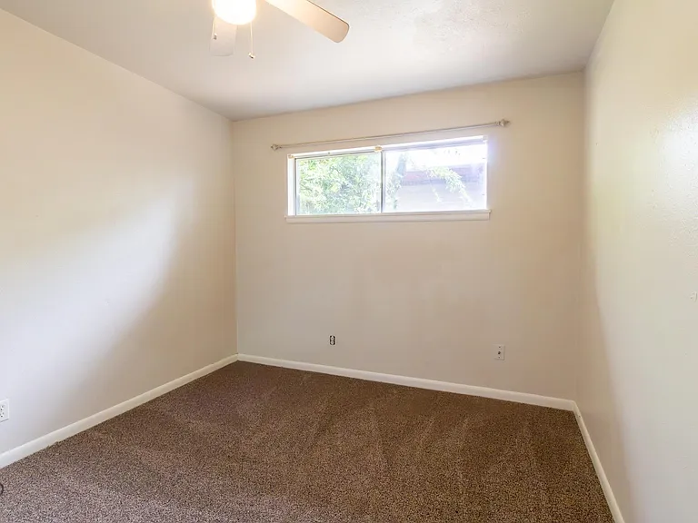 609 W Texas Ave — Photo 16