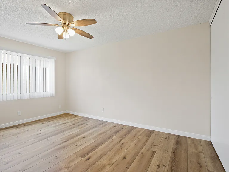 10326 Western Ave #203 — Photo 6