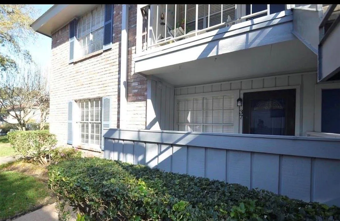 Building Photo - 2250 Bering Dr #37