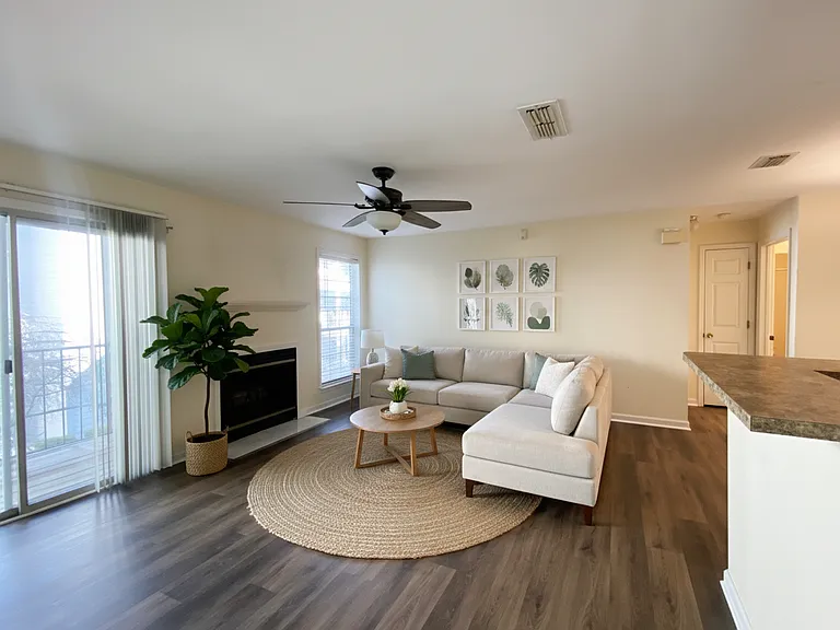 635 Granville Ct #635 — Photo 4