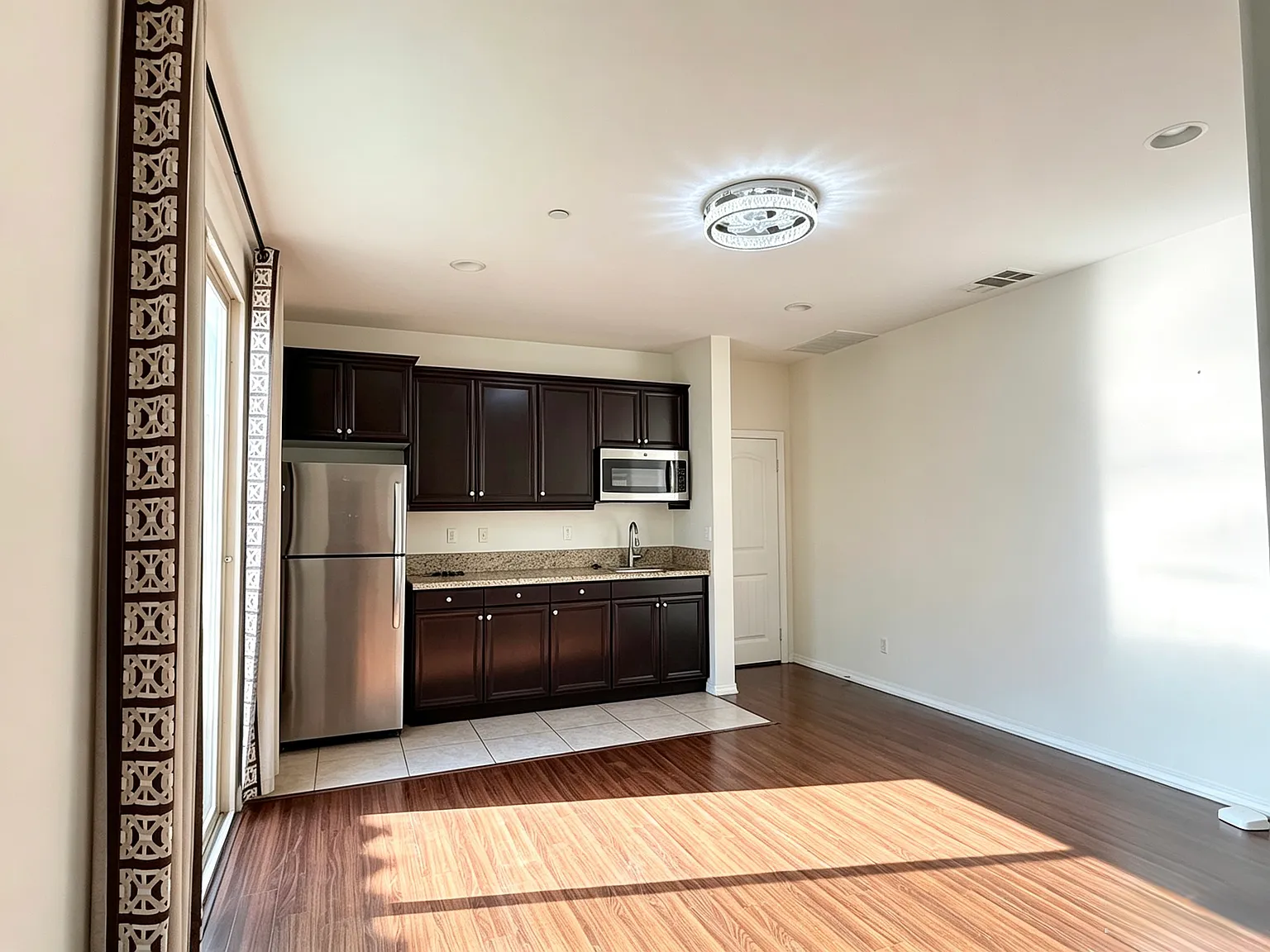 1 bed, 550 sqft, $1,800 — Photo 2