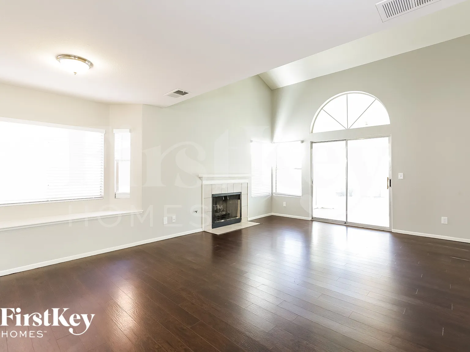 3 bed, 2.5 bath, 1979 sqft, $1,930 — Photo 3