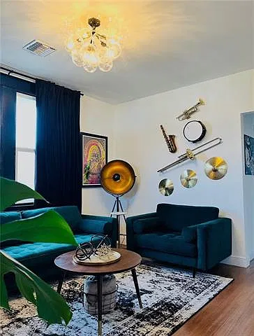 4 bed, 2.0 bath, 2472 sqft, $2,600 — Photo 2