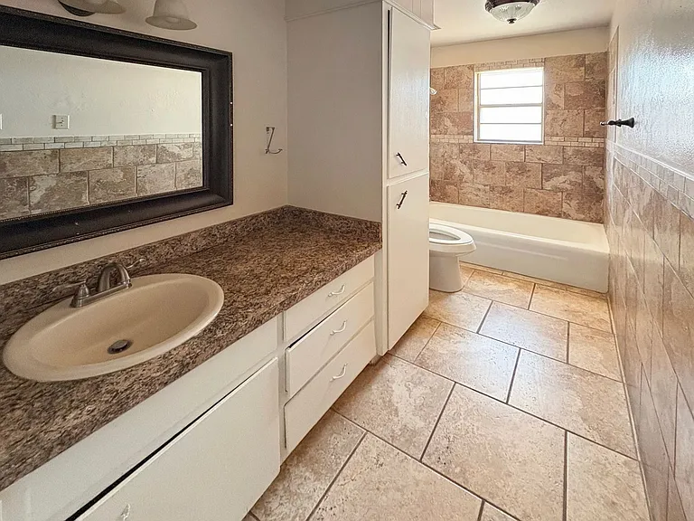 519-521 E Sunset Cir — Photo 6