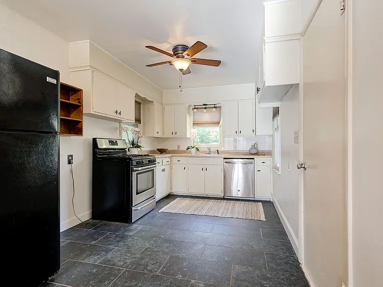 604 N Stewart Ave — Photo 8