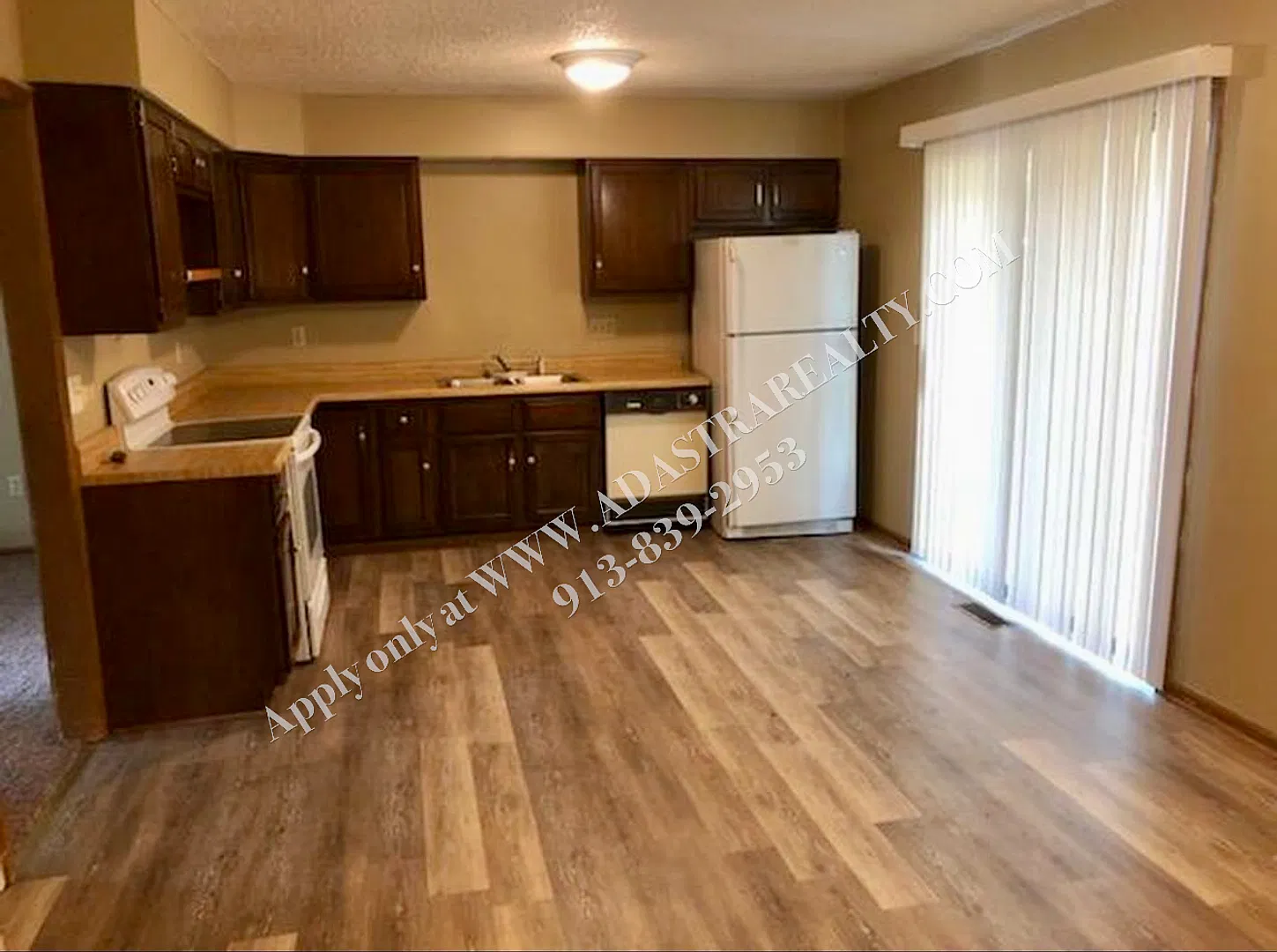 Updated 2 Bed 1.5 Bath Townhome in Overland Park-Available NOW!! — Photo 4