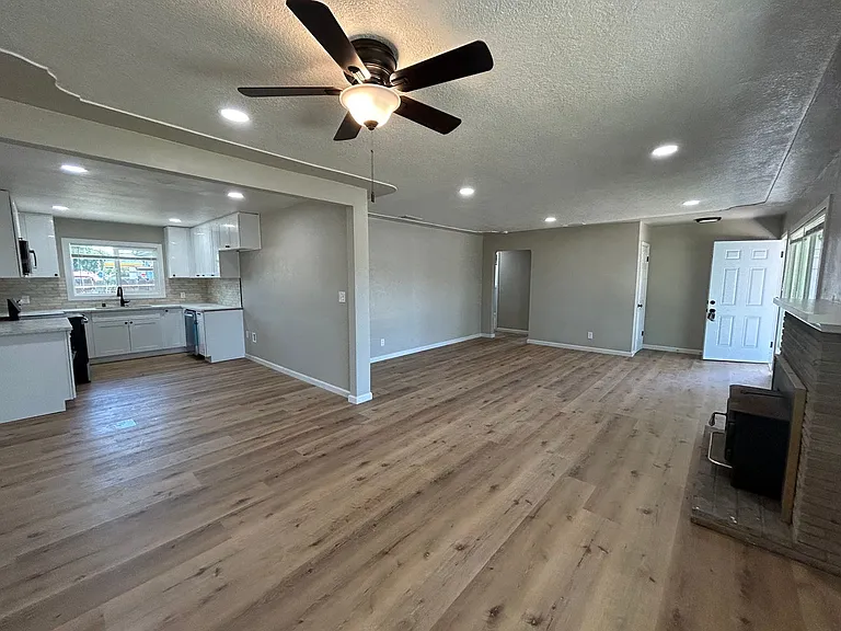 1404 Grape Ave — Photo 6