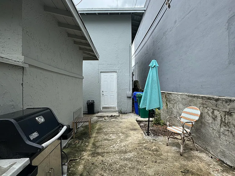 215 NE 26th Ter #C — Photo 16