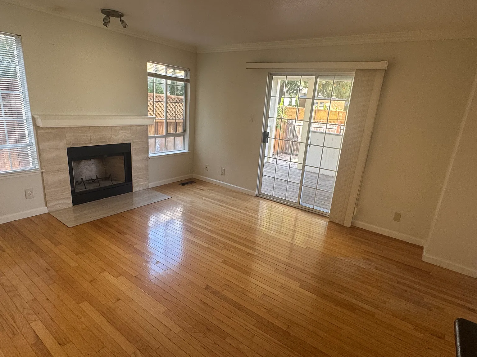 3 bed, 2.5 bath, 2500 sqft, $5,650 — Photo 4