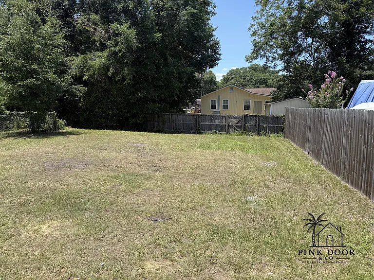 2210 Crosby Ave — Photo 13