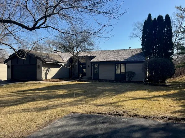 5450 Winding Creek Dr, Rockford, IL 61114