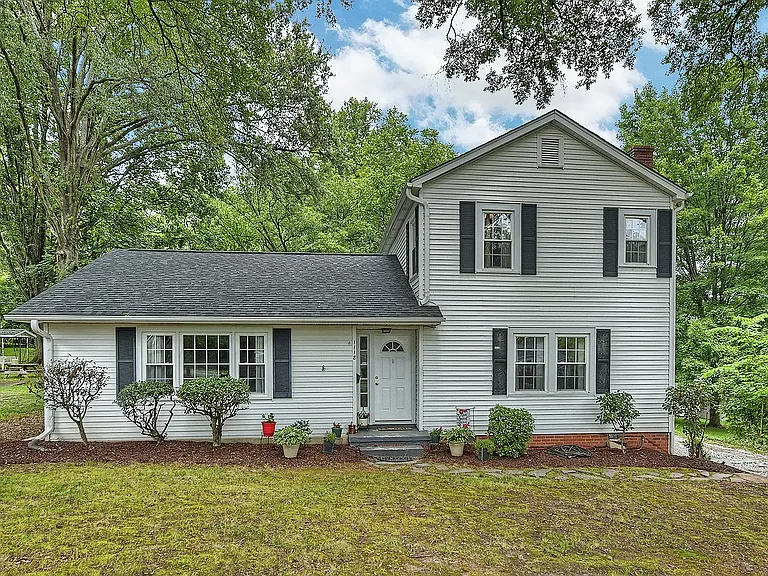 1118 Skyview Rd — Photo 1