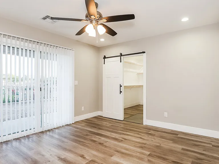 2321 W Mobile Ln — Photo 7