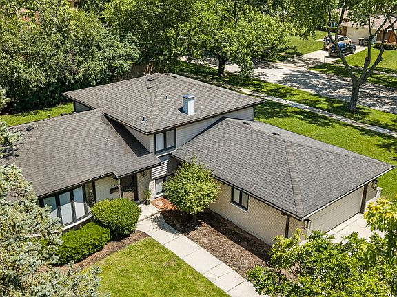3rd image of 18W088 Claremont Dr