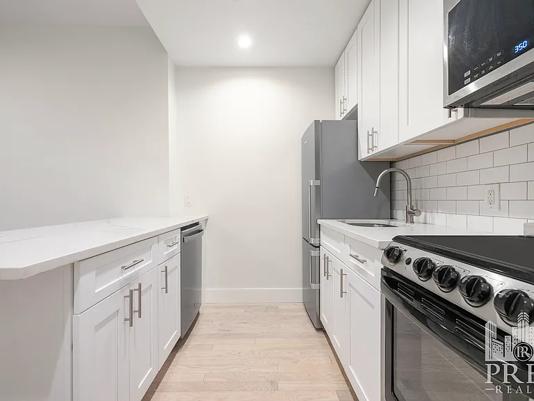 418 E 9th St #1B — Photo 1