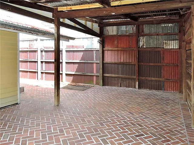 935 Touro St — Photo 17