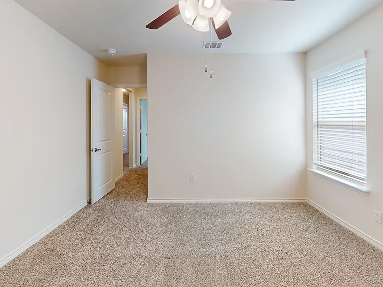 612 Liliana Ln — Photo 13