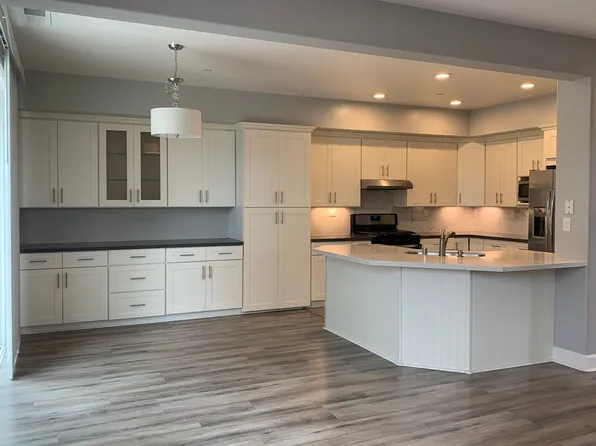 565 S Ridgemark Dr, Hollister, CA 95023