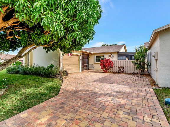 2nd image of 5585 Mirror Lakes Boulevard