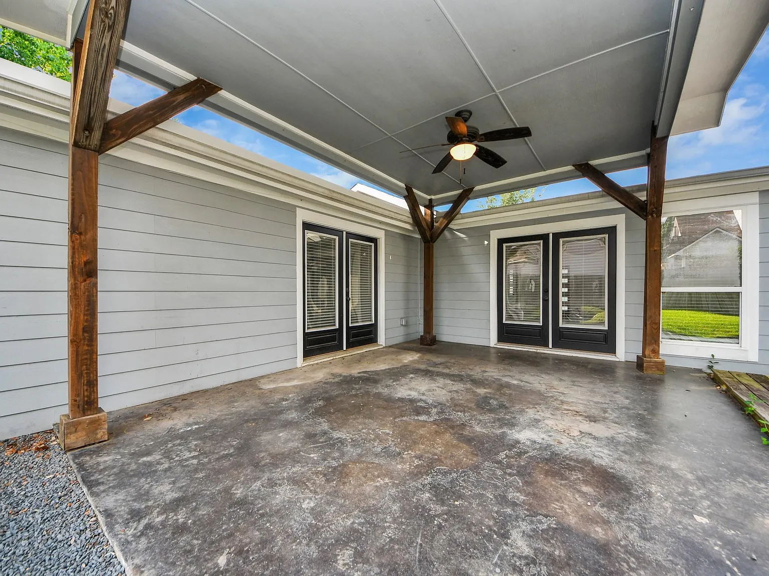 3 bed, 2.0 bath, 1801 sqft, $3,950 — Photo 3