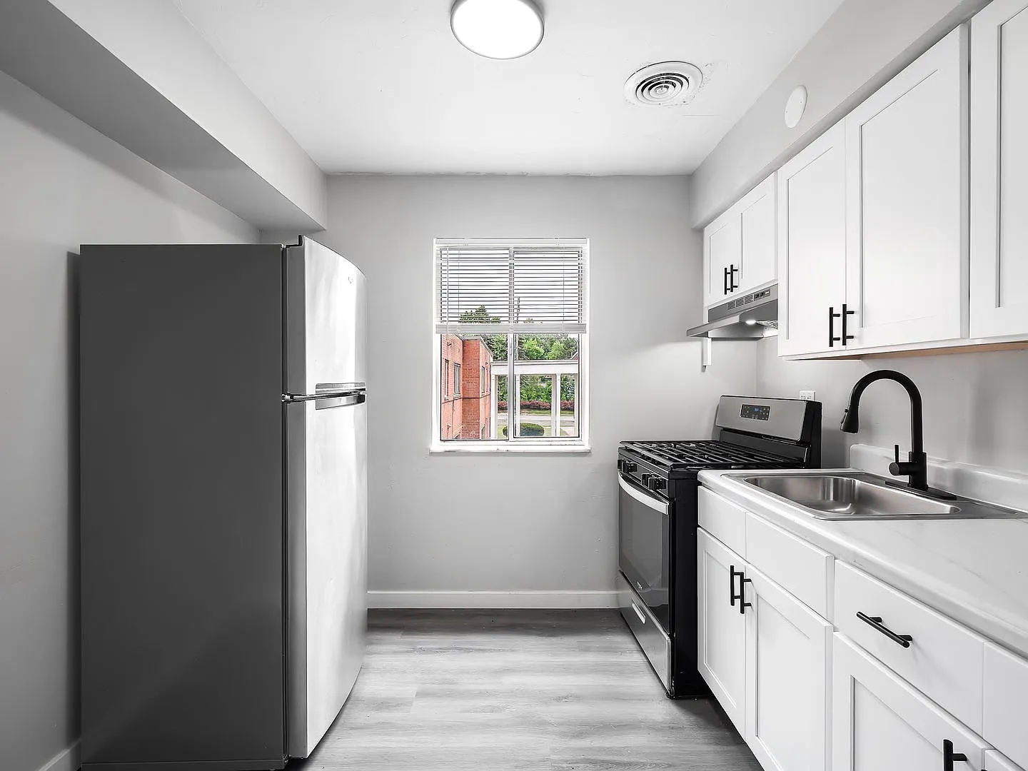 Heights Garden Apartments — Photo 3