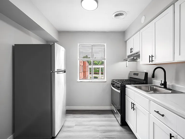 Heights Garden Apartments — Photo 3