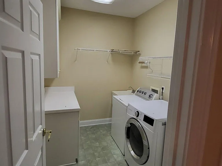 406 Royal Crest Cir — Photo 14