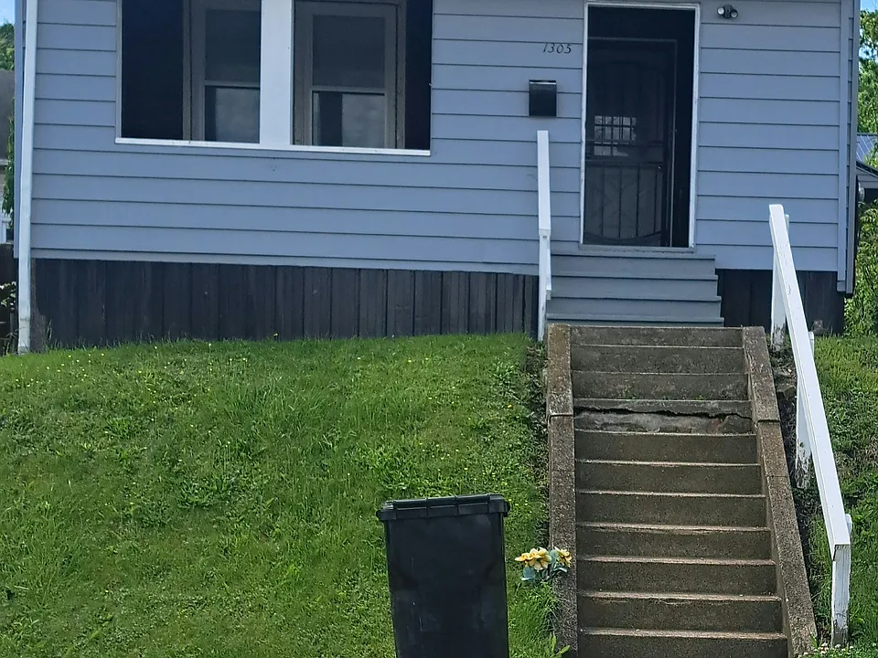 1305 Main St