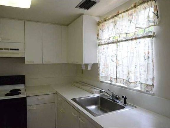 3rd image of 309 SW 11th Ct