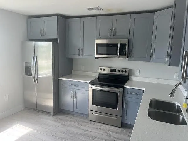 2841 Broadway — Photo 4