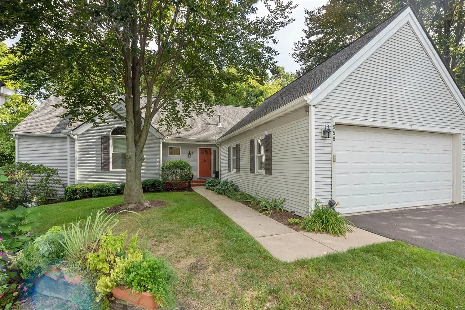 558 Heritage Dr photo 1