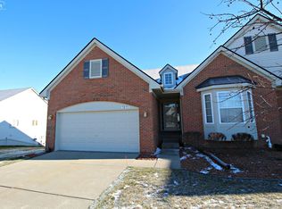 7071 Iris Ct, Grand Blanc, MI 48439