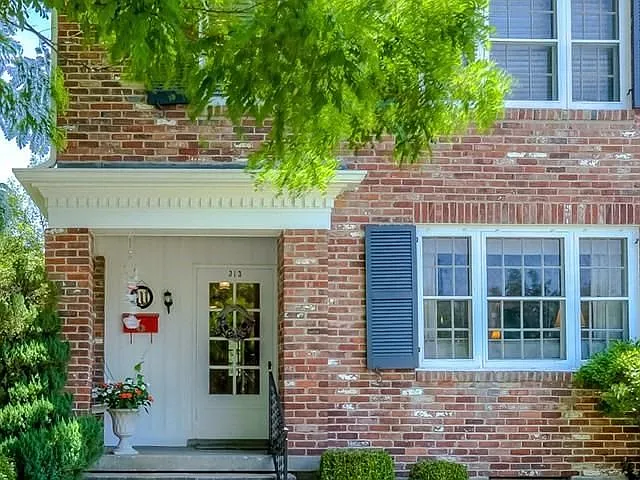 313 Hermitage Dr — Photo 2
