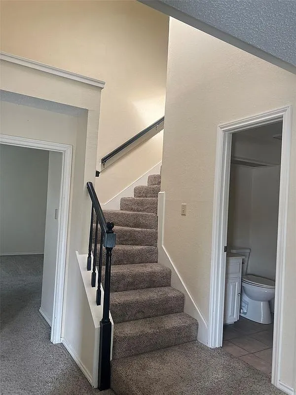 3 bed, 2.5 bath, 1600 sqft, $2,000 — Photo 2