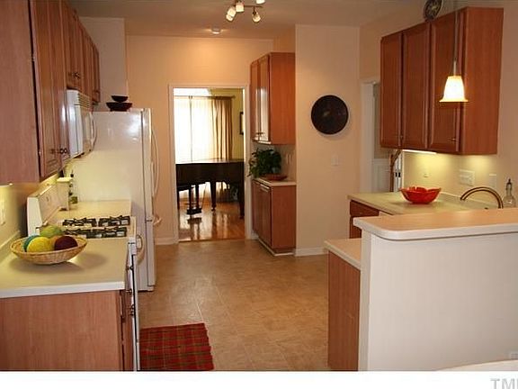 5th image of 2304 Summit Dr
