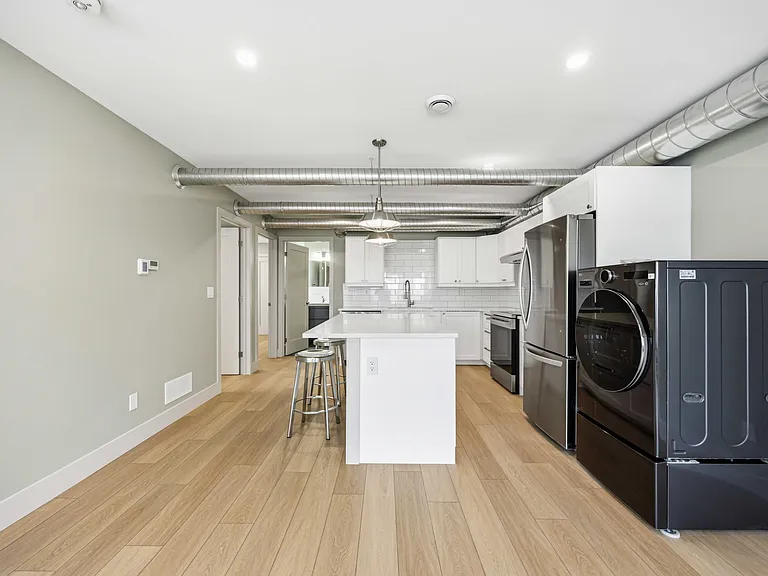 270 Christina St N #2 — Photo 2