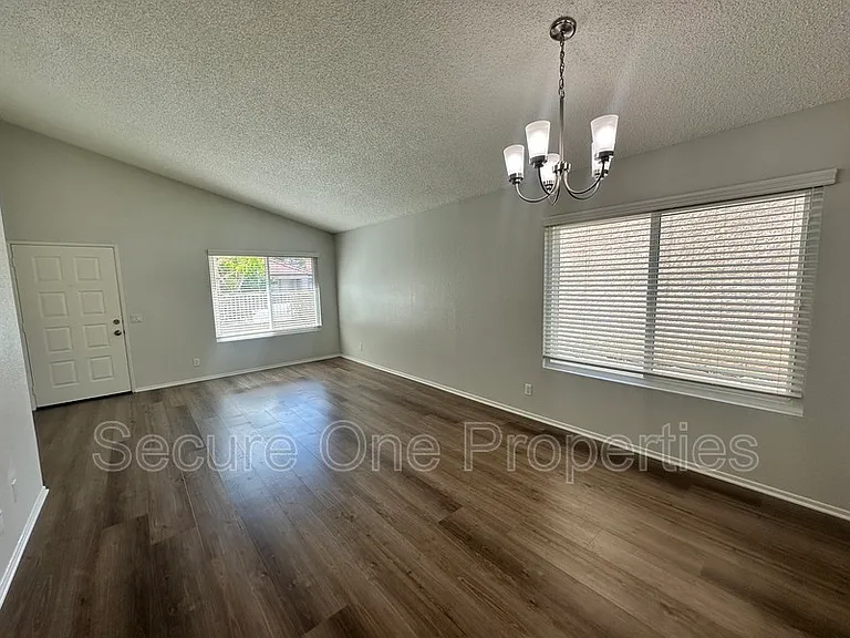 2324 Hampton Ave — Photo 5