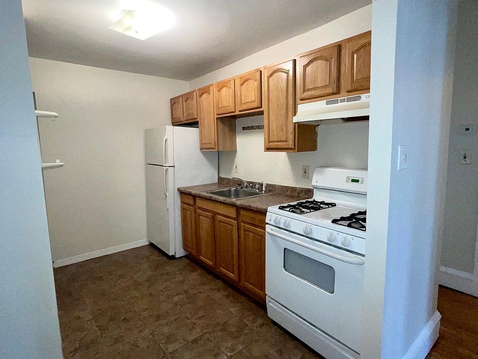 1st image of 366 Centre St APT 3
