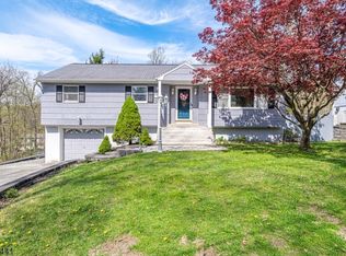 31 Tanglewood Dr, Highland Lakes, NJ 07422