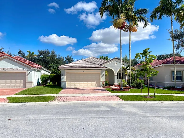 953 Tanglewood Cir — Photo 1